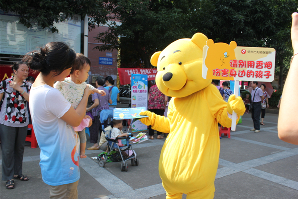 5月29日，梧州市婦幼保健院到潘塘公園參與衛(wèi)生系統(tǒng)開(kāi)展的世界無(wú)煙日宣傳活動(dòng)，該院醫(yī)務(wù)人員扮成可愛(ài)的卡通造型，呼吁市民為孩