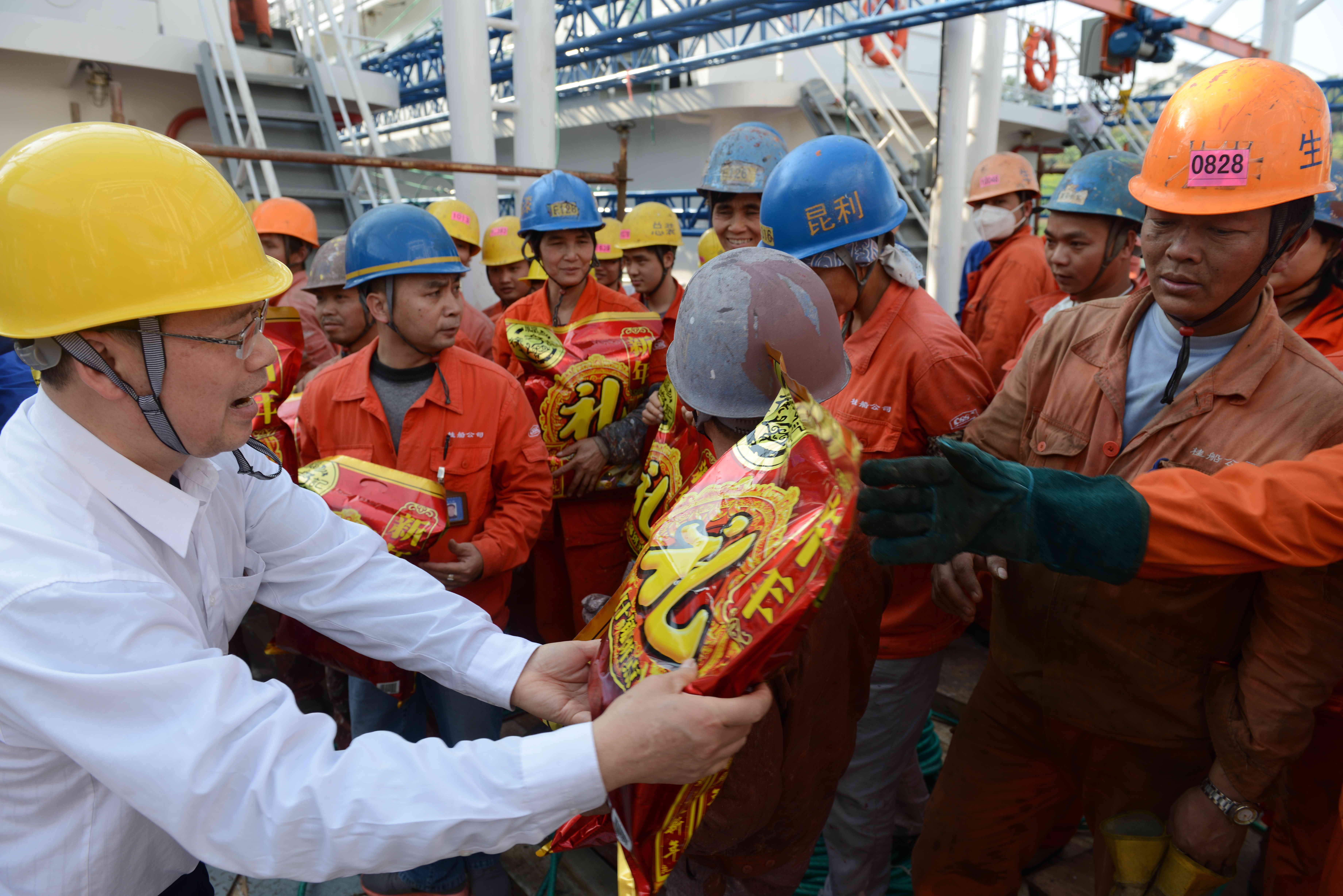 梧州市總工會黨組書記、常務(wù)副主席朱明勝為一線職工贈送新春禮包.jpg