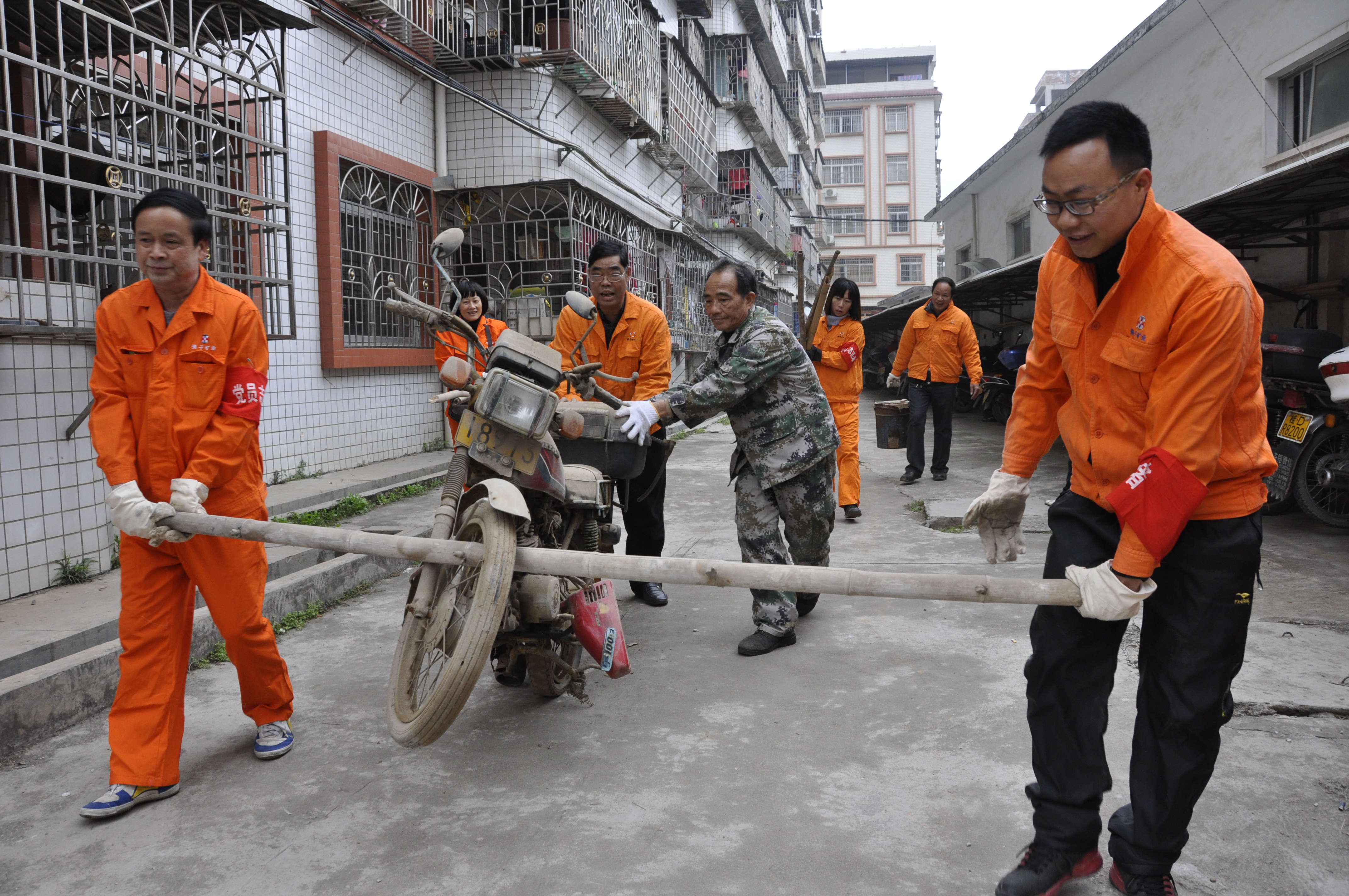 佛子公司開展清理廢舊摩托車、自行車、生活垃圾志愿者服務活動