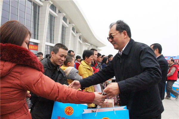 自治區(qū)人大常委會副主任、總工會主席王躍飛為返鄉(xiāng)農(nóng)民工贈送新春大禮包.jpg