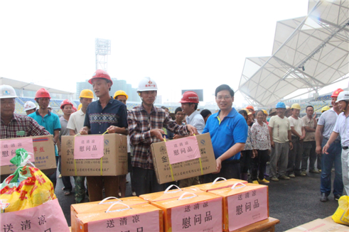 梧州市總工會(huì)黨組書記、常務(wù)副主席為在建體育場農(nóng)民工送清涼.JPG