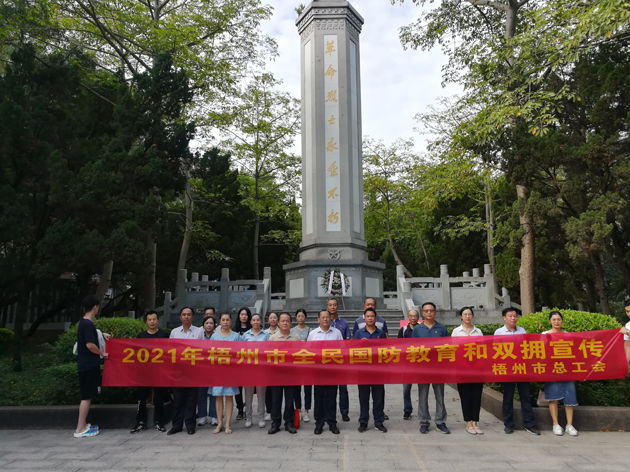 瞻仰烈士紀念碑，在緬懷烈士中提升國防意識