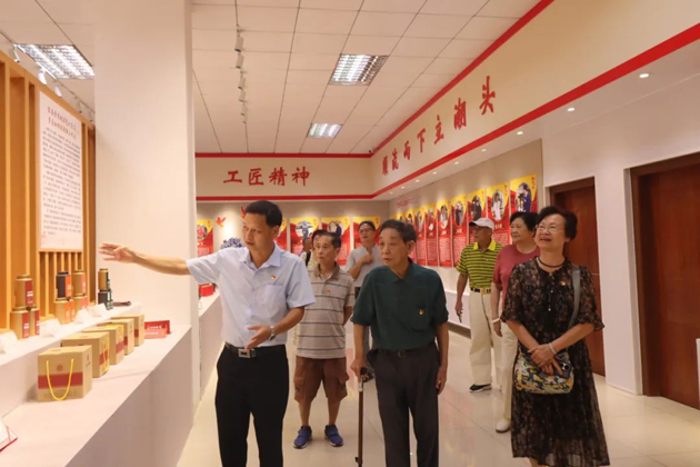 退休不褪色，丹心永向黨丨市總工會(huì)退休黨支部開(kāi)展主題黨日活動(dòng)