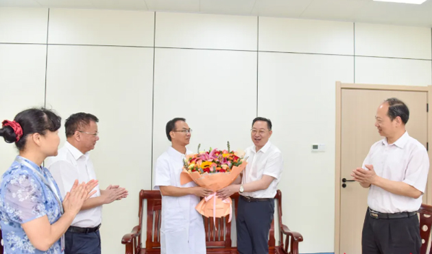 發(fā)揮示范引領(lǐng)作用 展現(xiàn)新?lián)?dāng)新作為丨李振品看望慰問勞動模范和先進工作者代表