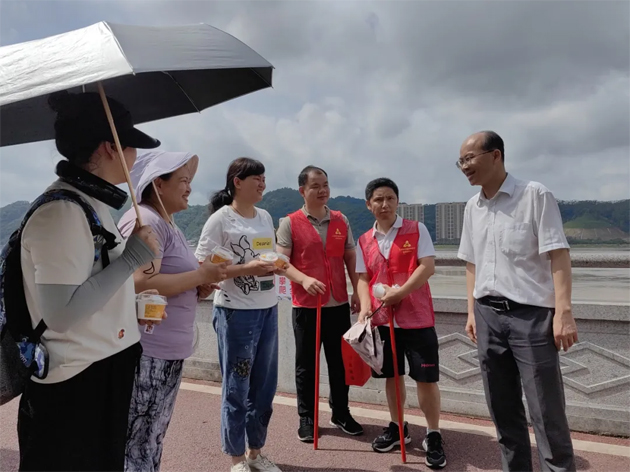 梧州市總工會(huì)“送清涼”慰問堅(jiān)守在防汛抗洪一線的職工