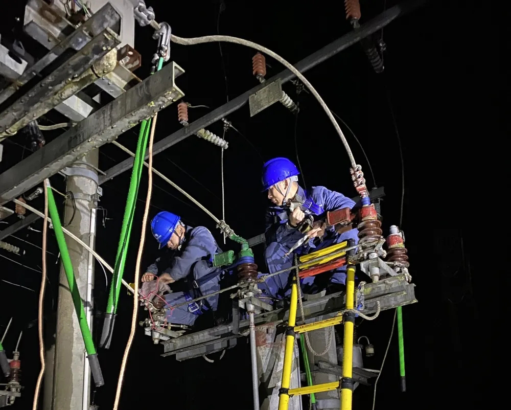 電力守護(hù)者點(diǎn)亮萬家燈火 寒冬夜零點(diǎn)搶修保供電