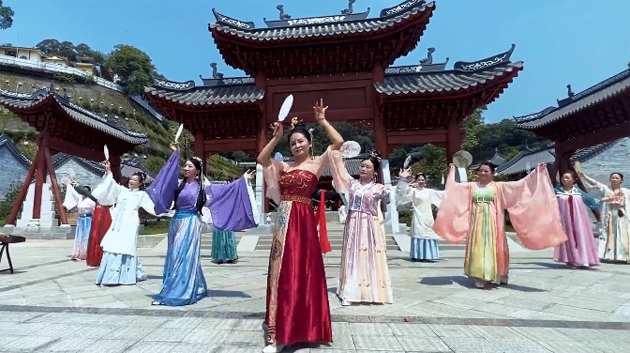 聽，梧州學(xué)院的教職工演繹《禮儀之邦》向祖國73周年華誕獻(xiàn)禮