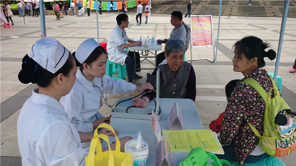 近日，梧州市總工會在市政廣場舉辦服務(wù)職工和農(nóng)民工活動，10多個基層工會參與服務(wù)活動，圖為醫(yī)療系統(tǒng)組織勞模志愿隊免費義診，