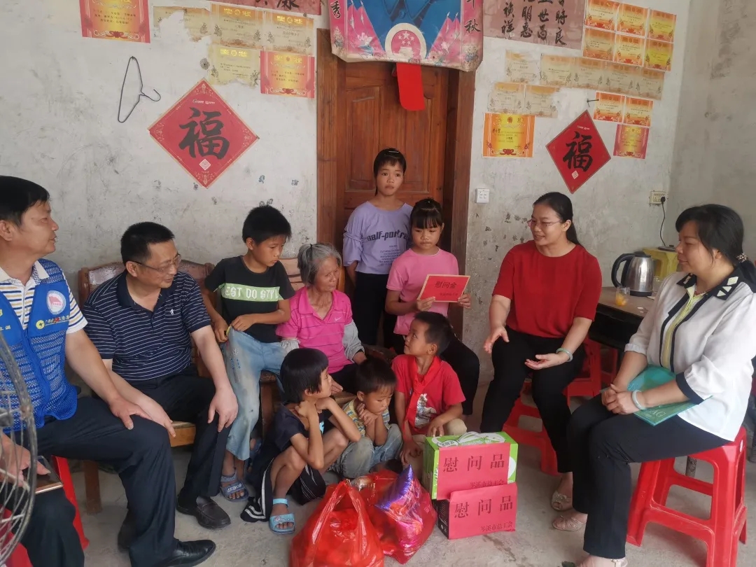 岑溪市總工會(huì)開展六一慰問活動(dòng)