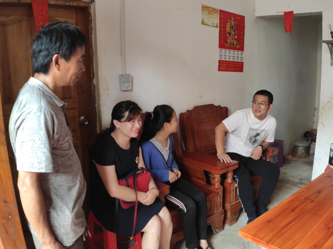 龍圩區(qū)總工會聯系愛心企業(yè)資助貧困學生助力脫貧攻堅