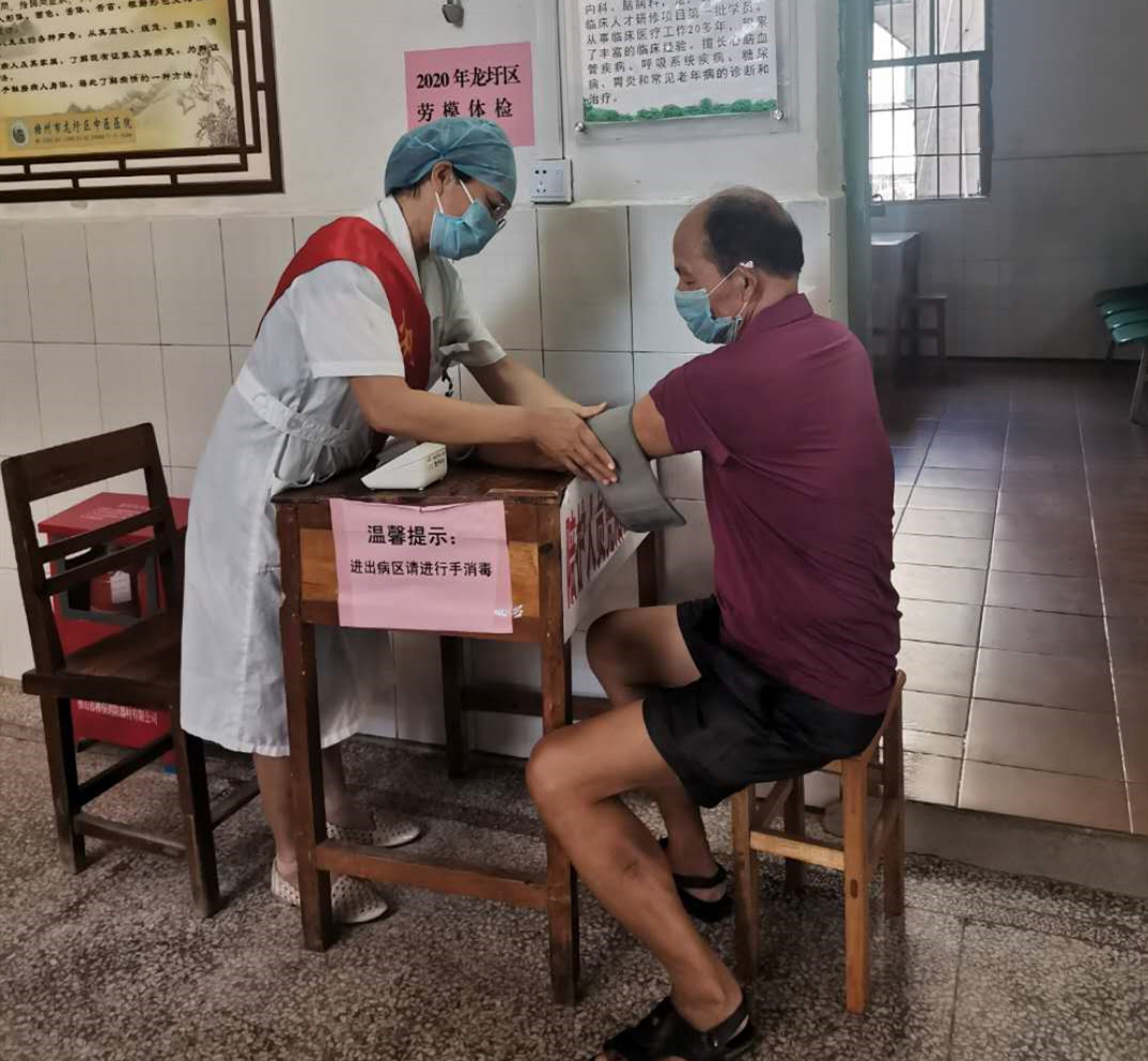 龍圩區(qū)總工會組織勞模開展免費(fèi)體檢活動