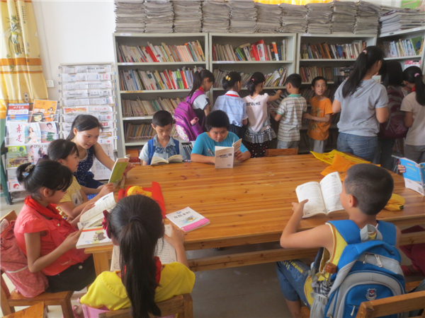 從５月下旬至６月中旬，藤縣金雞鎮(zhèn)婦聯(lián)、文化站等單位在今年&ldquo;六一&rdquo;前后聯(lián)合開展&ldquo;每天半小時(shí)，書相伴成長(zhǎng)&rdquo;活動(dòng)，發(fā)動(dòng)巾幗志愿